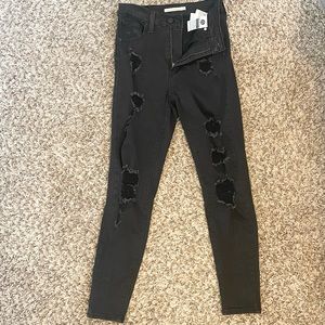Black Levi’s Distressed Skinny Jeans- 26